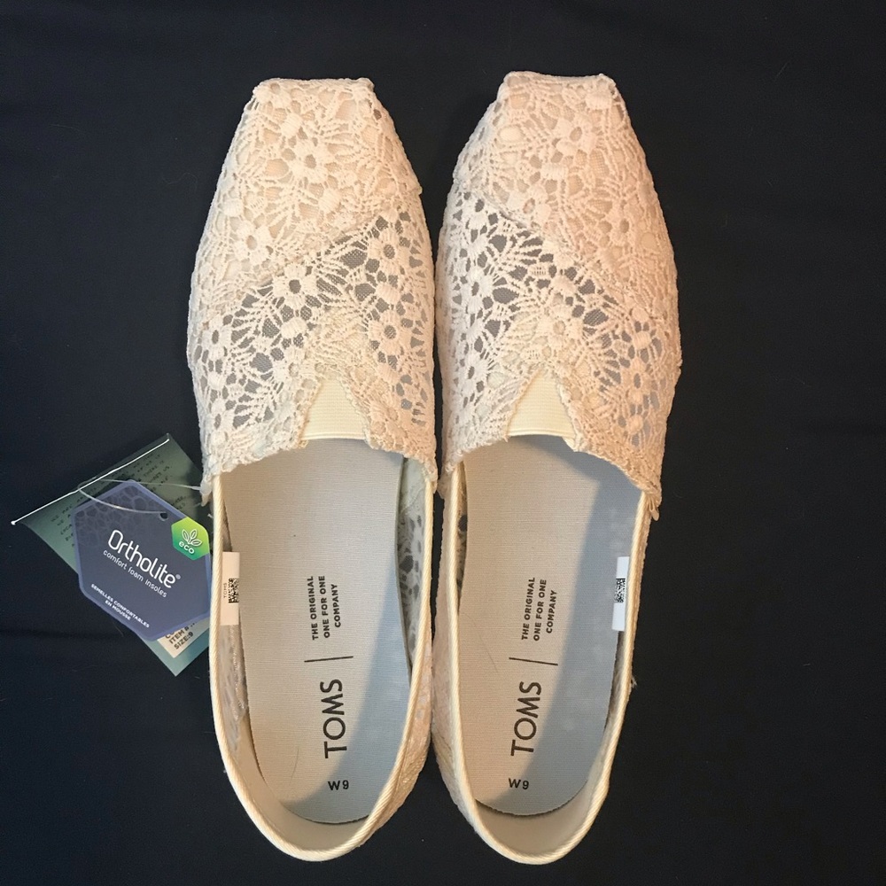 NWT Ivory Lace Toms